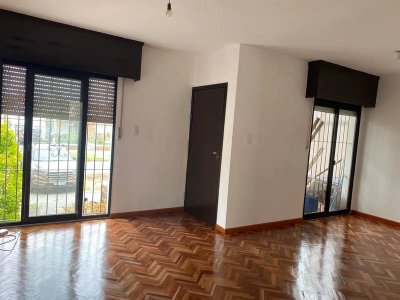 Alquiler Casa 3 Dormitorios Malvin con patio y garaje