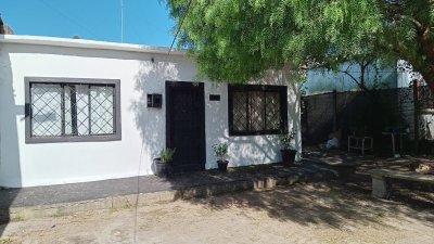 Venta Casa 2 Dormitorios Villa García con jardin y cochera