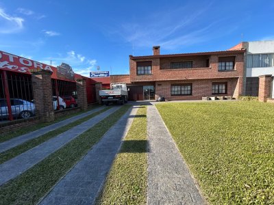Venta Gran Casa 4 Dormitorios con Galpón y Piscina Colón