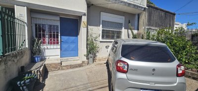 Venta Casa 2 Dormitorios Perez Castellanos Barbacoa y Cochera
