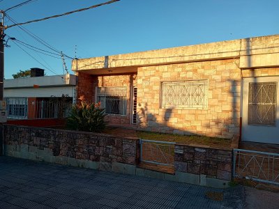 Venta Casa y Galpon 3 Dormitorios Aires Puros Patio y Garaje