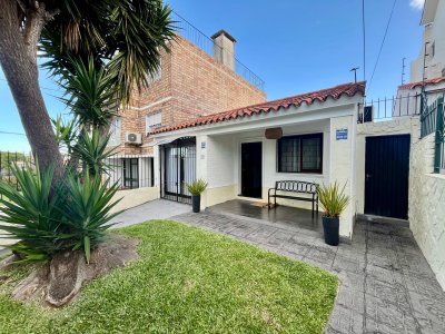 Venta con renta Casa 2 Dormitorios Malvin Patio Barbacoa y Cochera