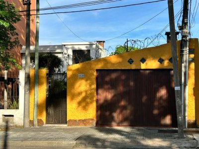 Venta Casa en ph 2 Dormitorios Buceo con Barbacoa y Garaje