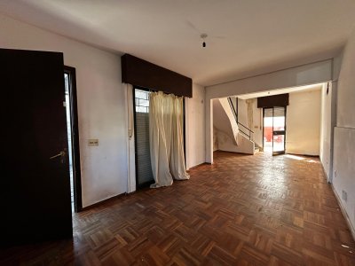 Venta Casa a Reciclar 3 Dormitorios Pocitos con Cochera