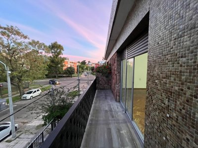Venta Casa de Altos 2 Dormitorios Buceo con Balcon y Azotea