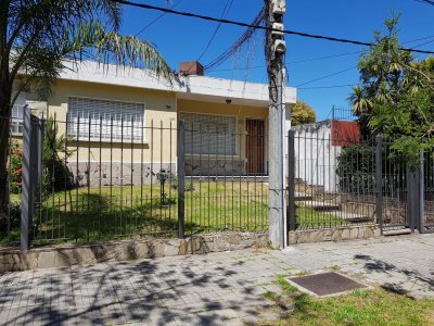 Alquiler Casa 3 Dormitorios Malvin con patio y parrillero