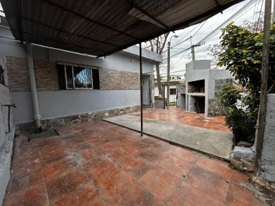 Alquiler Casa 1 Dormitorio Cerrito con patio y parrillero