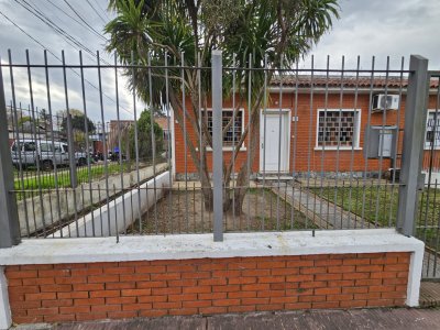 Venta 2 Casas 4 Dormitorios Sayago con Patio y Parrillero