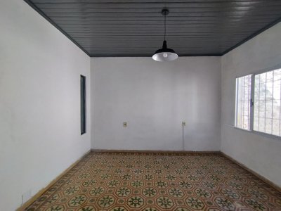 Alquiler Casa 2 Dormitorios Cerro con Cochera y Patio