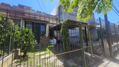 Venta Casa Sayago sobre Millán 2 Dormitorios Patio y Cochera 