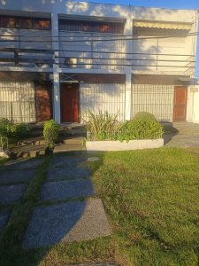 Alquiler Casa 2 Dormitorios Brazo Oriental con patio y cochera