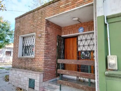 Venta Casa 3 Dormitorios La Coercial con patio y garaje