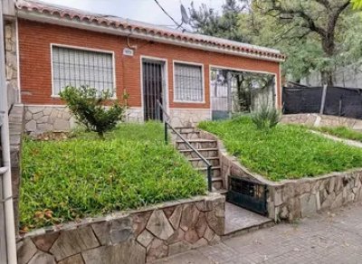 Alquiler Casa 2 Dormitorios Aires puros con patio y cochera