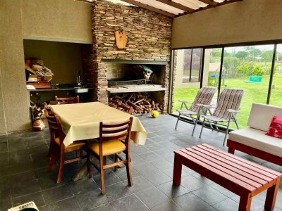 Venta Casa 4 Dormitorios Barrio Privado La Tahona con Piscina