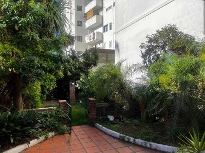 Venta Casa 4 Dormitorios Pocitos con Patio y Barbacoa