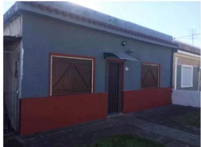 Venta Casa 2 Dormitorios Colón con patio con parrillero