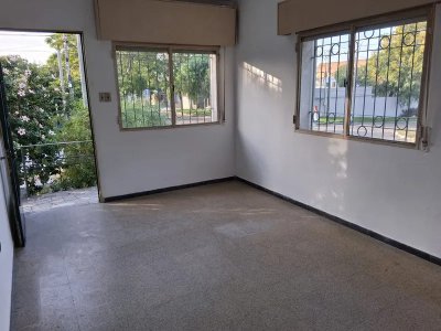 Alquiler Casa de altos 3 Dormitorio Cerro con patio y terraza