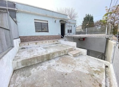 Venta Casa PH 2 Dormitorios Buceo con Patio y Cochera