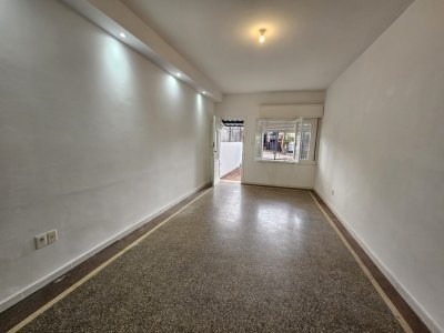 Venta con Renta Casa 2 Dormitorios Buceo con patio y cochera
