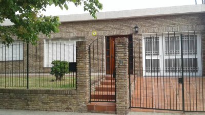 Alquiler Casa 2 Dormitorio Buceo con patio con parrillero