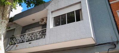 Venta Casa 2 Dormitorios La Comercial con terraza y garaje