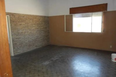 Alquiler Casa 3 Dormitorios Cerro con patio y cochera 