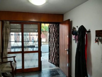 Venta Casa 3 Dormitorios La Comercial con patio y garaje