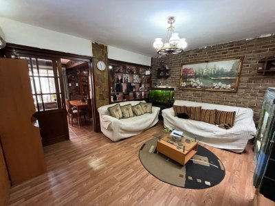 Venta Casa 4 Dormitorios La Blanqueada con patio y cochera
