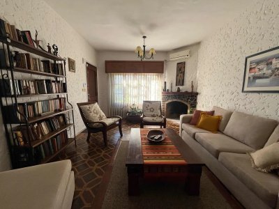 Venta Casa 4 Dormitorios Aires Puros con patio y garaje