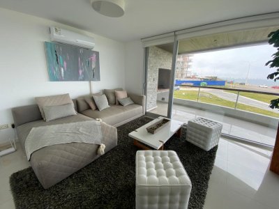 Apartamento en venta de 3 dormitorios y servicio, Punta del Este Primera linea 