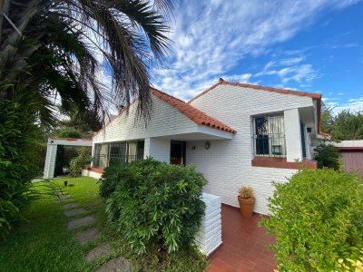 Casa en alquiler anual de 3 dormitorios mas dependencia 