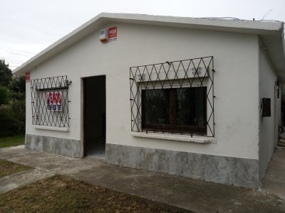 Casa 2 dormitorios , garage , deposito