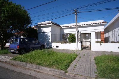 casa de dos dormitorios en barrio rivera maldonado