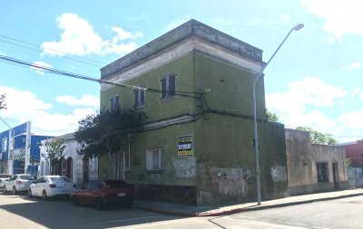 Hermosa esquila sobre calle principal de Maldonado