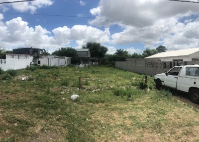 Terreno con construcciones en Barrio Hipódromo Maldonado  