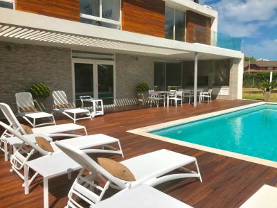 Casa moderna de excelente construcción 