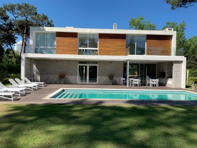 Casa moderna de excelente construcción 