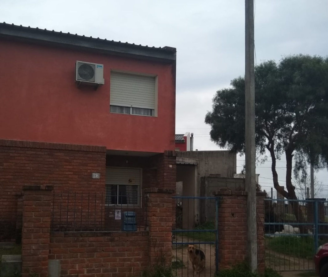 Apartamento tipo casa de 2 pisos con garaje