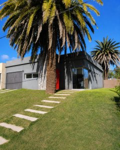 HERMOSA CASA CON PISCINA A METROS DE LA RAMBLA