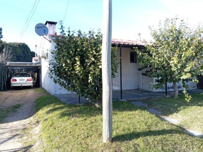 VENTA CASA DE DOS HABITACIONES CON GARAGE - JARDIN- PATIO- ESTUFA 