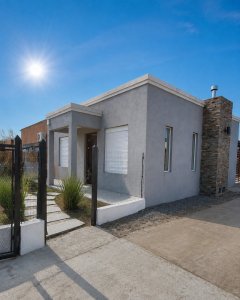 CASA CON PARRILLERO EN EL REAL DE SAN CARLOS