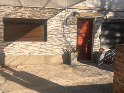 VENTA EXCELENTE CASA CON 2 DORMITORIOS PATIO Y PARRILLA 