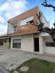 Venta de casa en Colonia a pocas cuadras de Gral. Flores