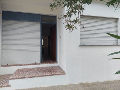 CASA DE 2 DORMITORIOS CON PASILLO