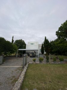 Moderna casa de 4 dormitorios con baños en suite, en barrio Privado