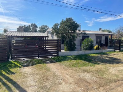  Casa Principal con Estilo y Comodidad - U$D 193.000 