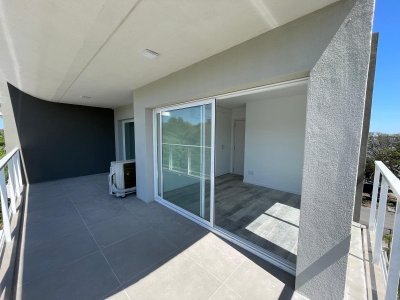  Unidad 402: Un Hogar con la Costa como Escenario Principal 
