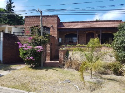 Hermosa residencia con piscina a media cuadra de la Rambla y playas