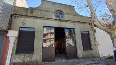 AMPLIO GALPÓN COMERCIAL EN EL CENTRO