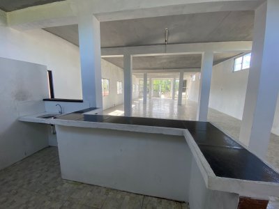 En Venta, Permuta, Financia Amplio Local Comercial En Colonia